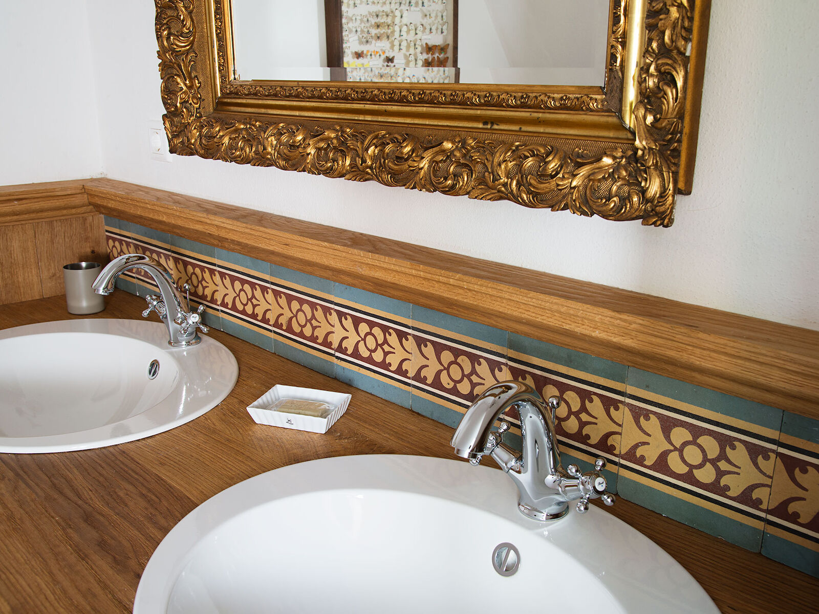 Alte Fliesen am Waschtisch aus Karpateneiche Casa Meceanu